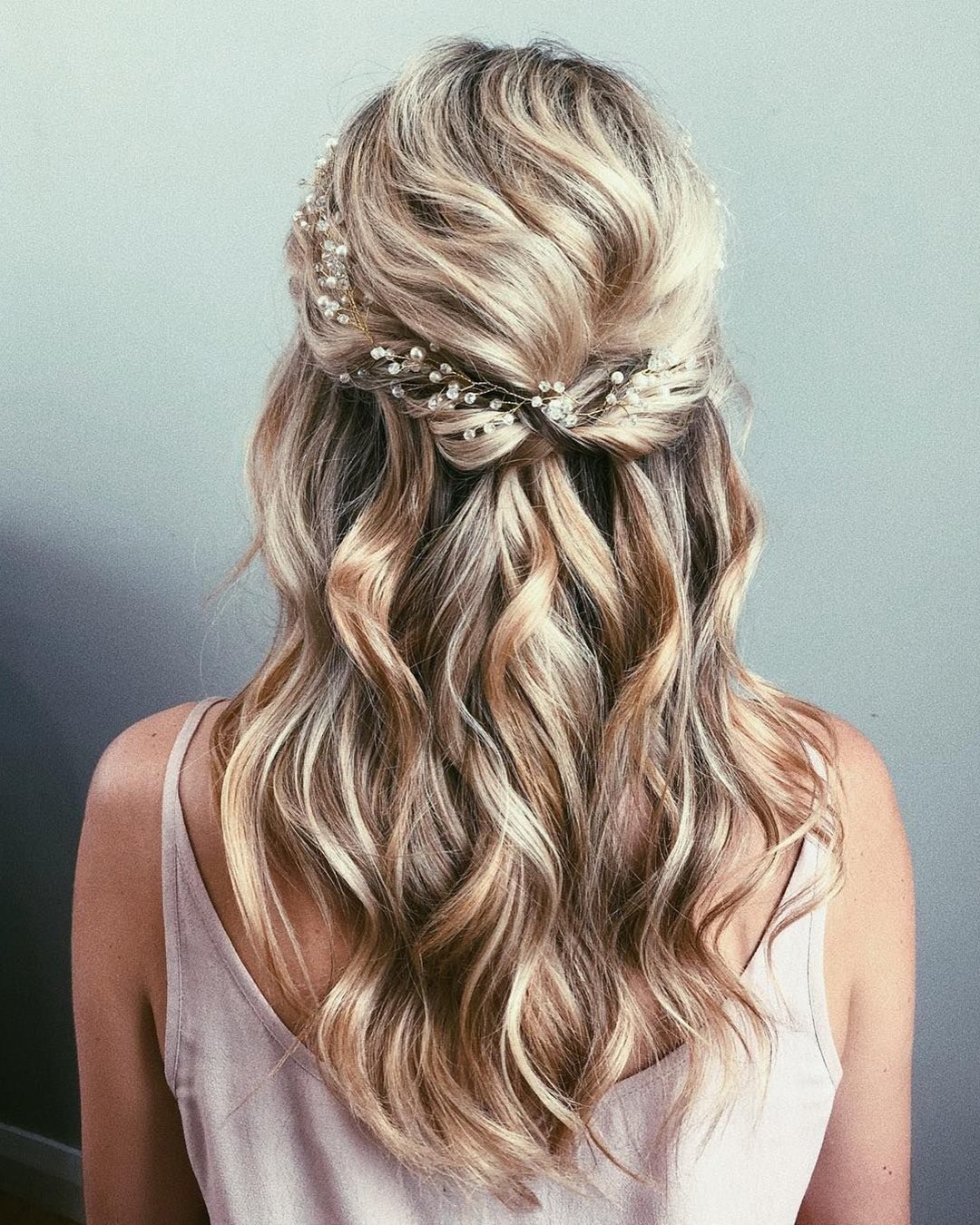 Wedding guest hairstyles for straight hair to become more gorgeous